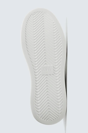 Кроссовки с деталью на заднике