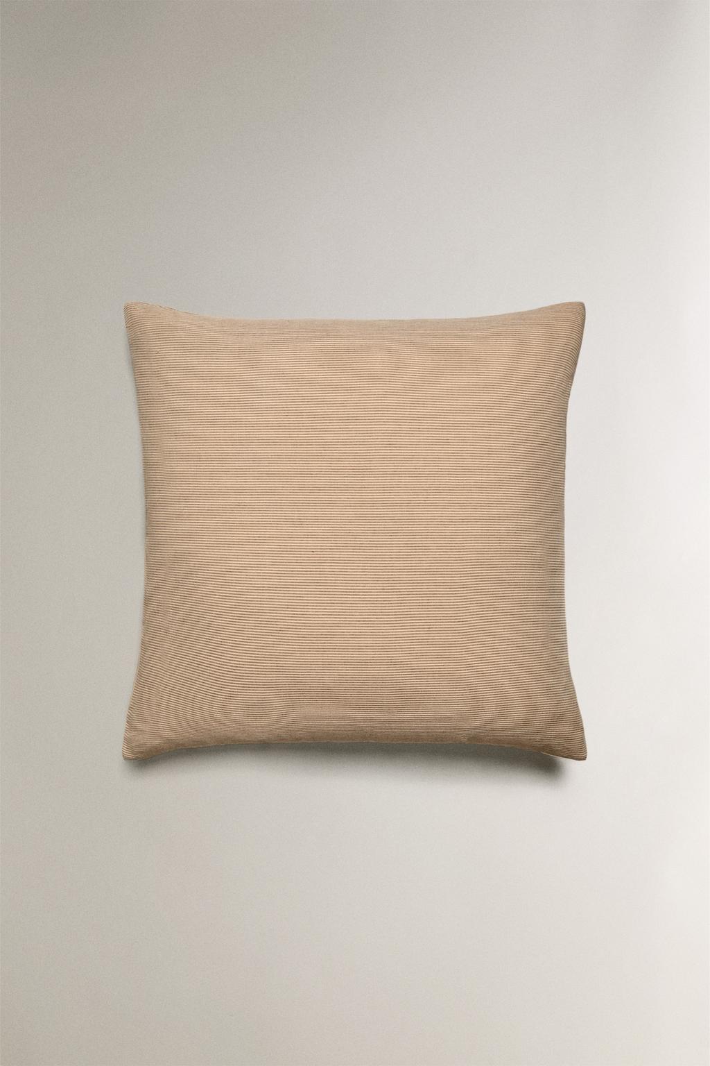 Наволочка с полосатым сирюковым покрывалом