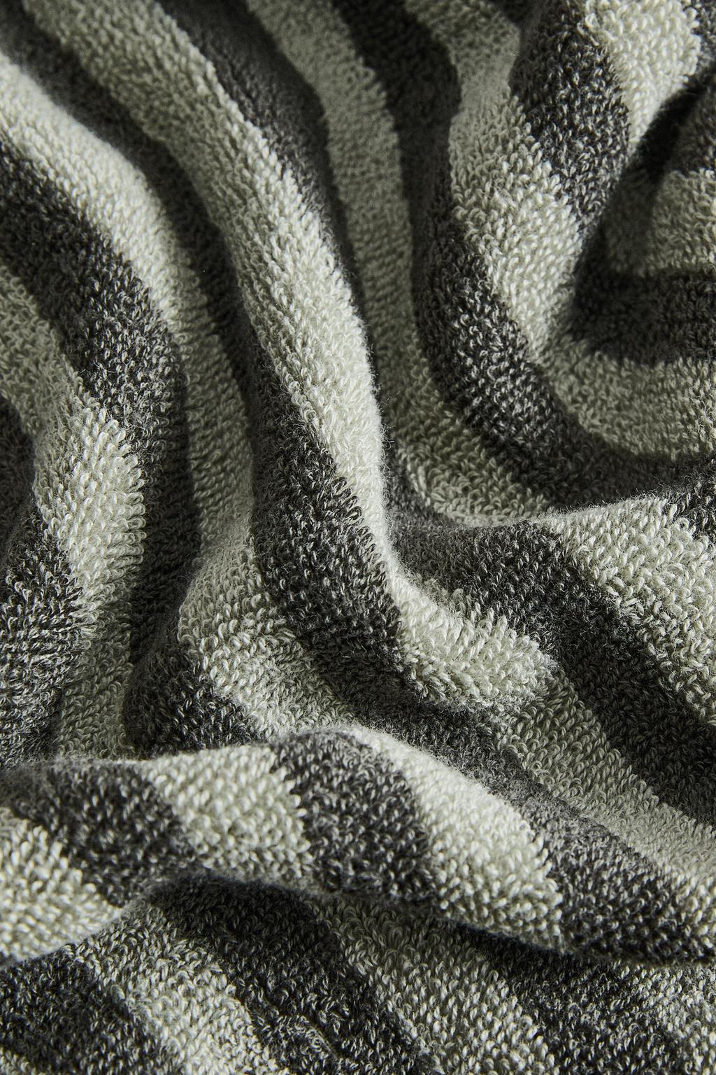 Полотенце для ванны с цветными полосами