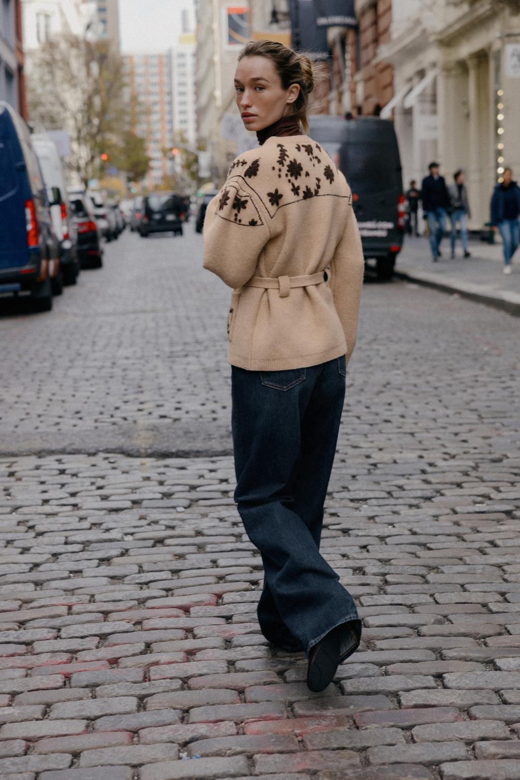 КУРТКА ИЗ ШЕРСТИ С ВЫШИВКОЙ В ВИДЕ ЦВЕТОВ И ПОЯСОМ