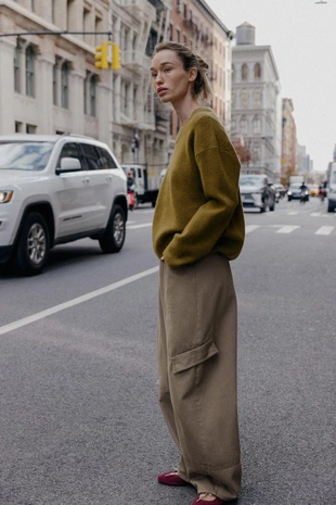 Однотонный свитер с V-образным вырезом- Заказать в России