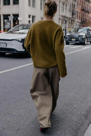 Однотонный свитер с V-образным вырезом- Заказать в России