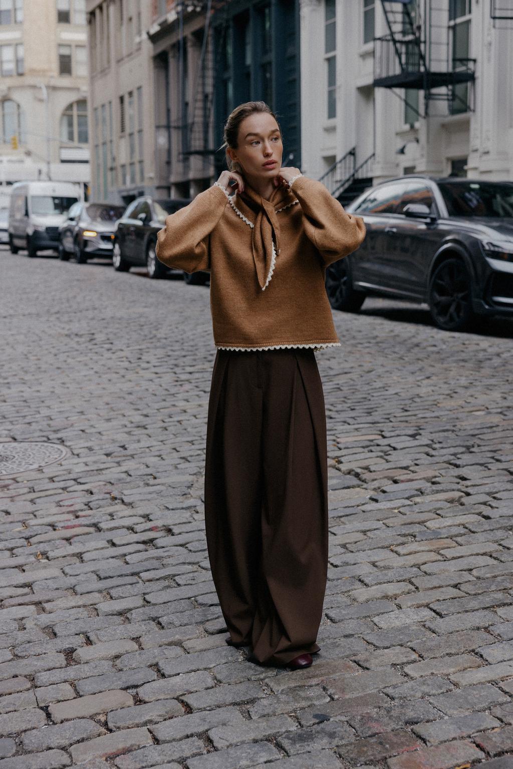 ВЯЗАНЫЙ ДЖЕРСИ С БАНДАНОЙ И КРУЖЕВОМ