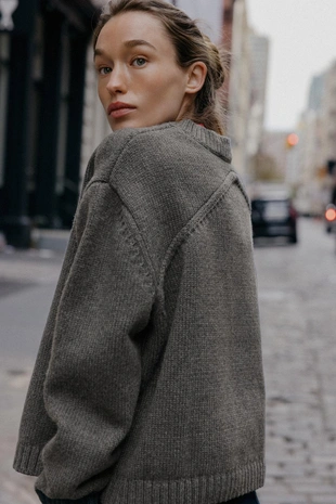 Джемпер с деталью на спине- Заказать в России