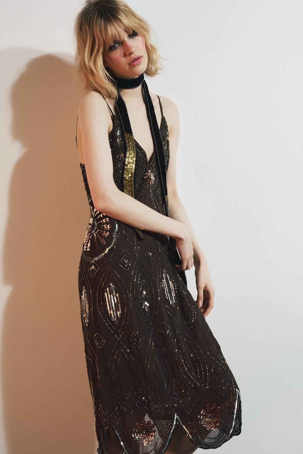 ПЛАТЬЕ ИЗ ЖОРЖЕТА С ПАЙЕТКАМИ И БУСИНАМИ