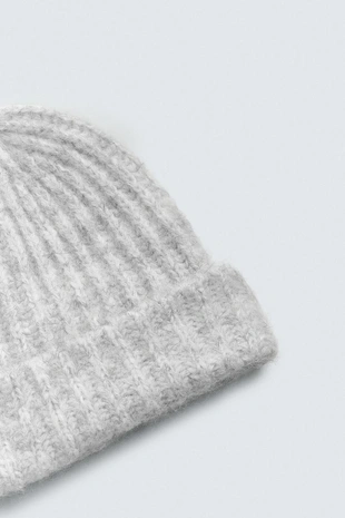 Шапка из рельефной пряжи