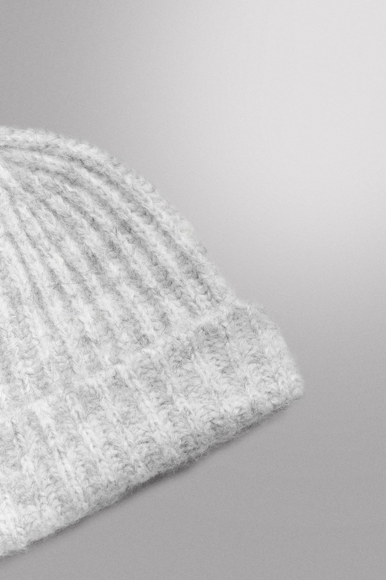 Шапка с текстурным вязанием