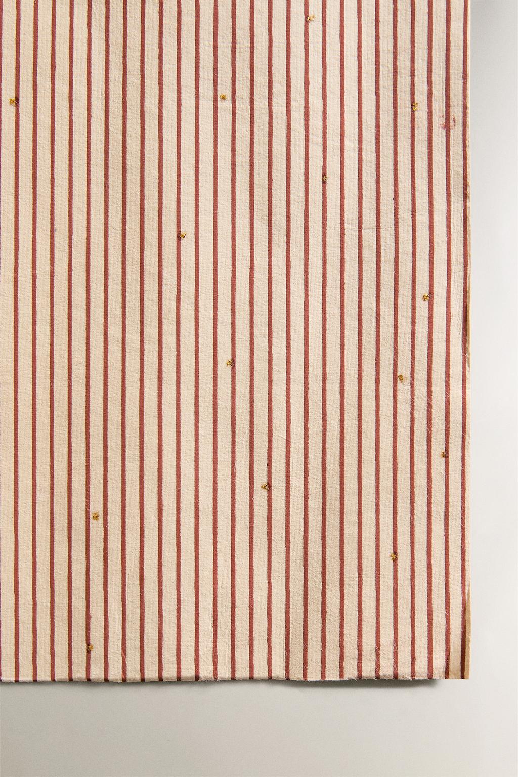 Полосатая новогодняя упаковочная бумага