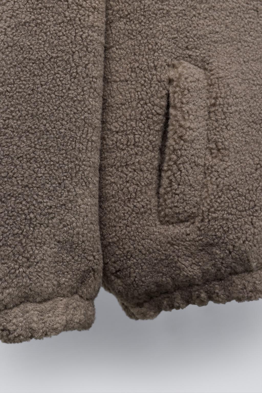 КУРТКА ИЗ ИСКУССТВЕННОЙ ОВЧИНЫ С ВЫШИВКОЙ