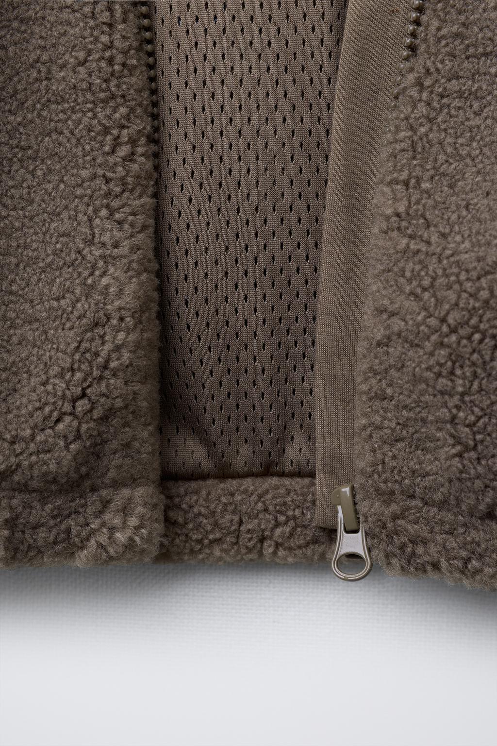 КУРТКА ИЗ ИСКУССТВЕННОЙ ОВЧИНЫ С ВЫШИВКОЙ