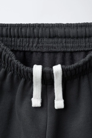 Брюки-джоггеры с текстовым принтом- Заказать в России