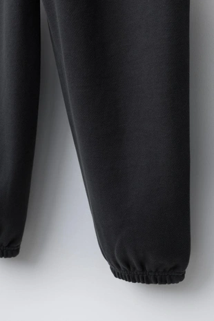 Брюки-джоггеры с текстовым принтом- Заказать в России