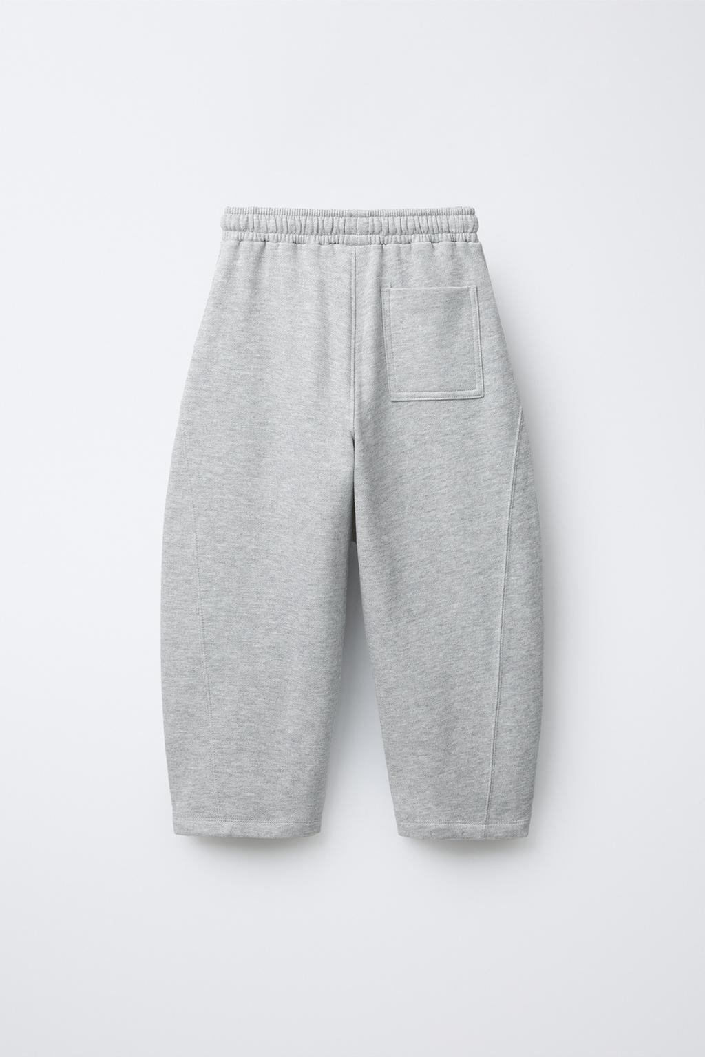 БРЮКИ BARREL ИЗ МЯГКОЙ ТКАНИ С НАШИВКОЙ