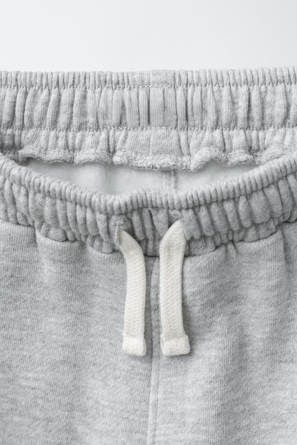 БРЮКИ BARREL ИЗ МЯГКОЙ ТКАНИ С НАШИВКОЙ