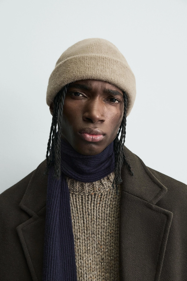 Теплая шапка из мягкой вязаной пряжи