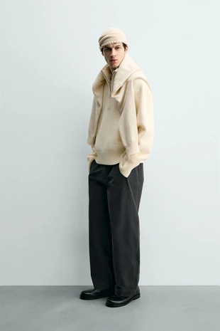 Свитер геометрического кроя с текстурой