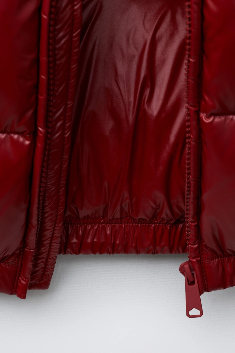 Пуховик с капюшоном из водоотталкивающего и ветрозащитного материала