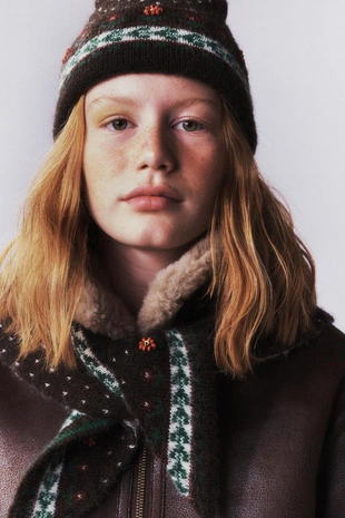 Жаккардовая шапка в цветок с бусинами- Заказать в России