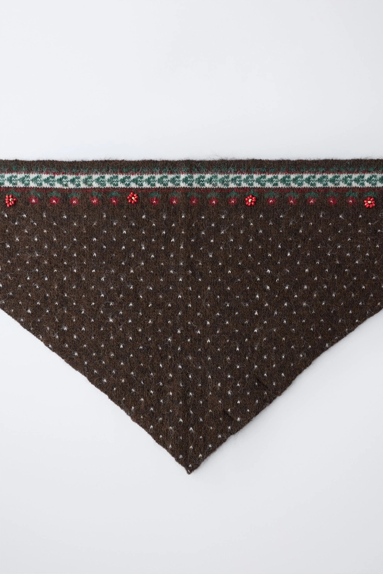 Треугольный платочек с цветочным узором и бисером