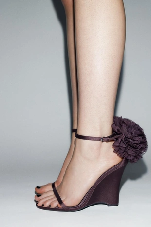 Босоножки на танкетке с макси-цветком- Заказать в России