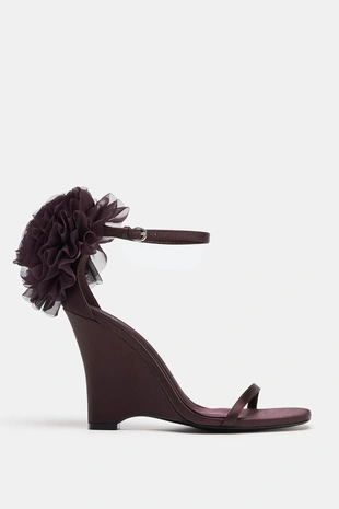 Босоножки на танкетке с макси-цветком- Заказать в России