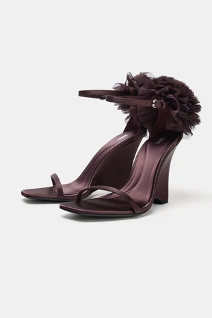 Босоножки на танкетке с макси-цветком- Заказать в России