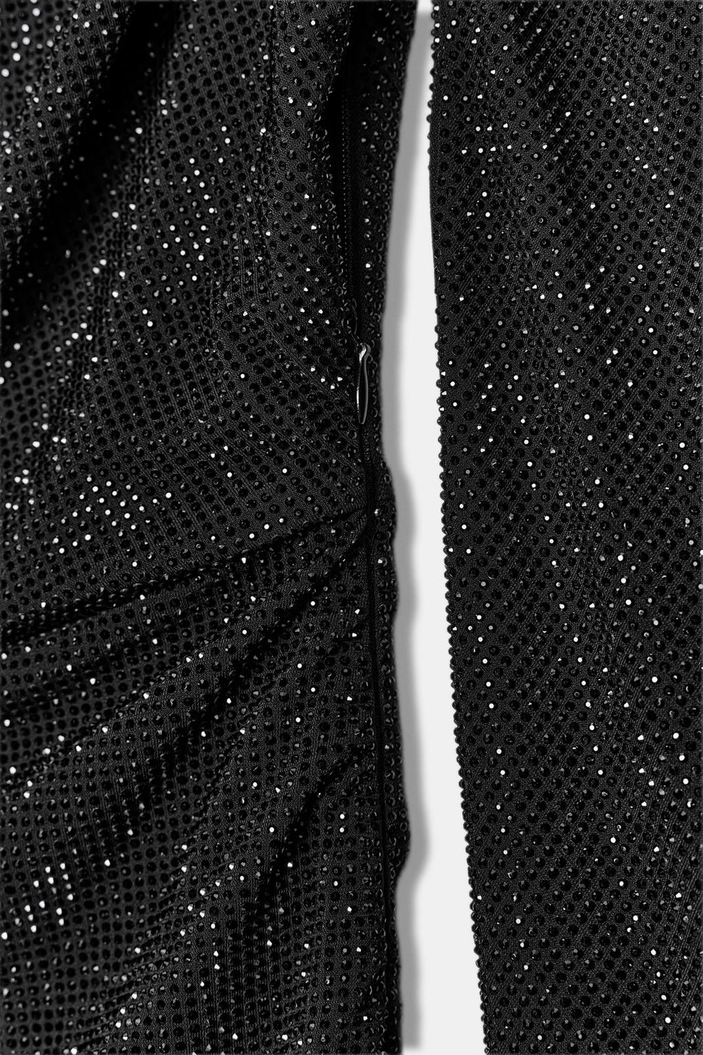 КОРОТКОЕ ПЛАТЬЕ АСИММЕТРИЧНОГО КРОЯ СО СТРАЗАМИ