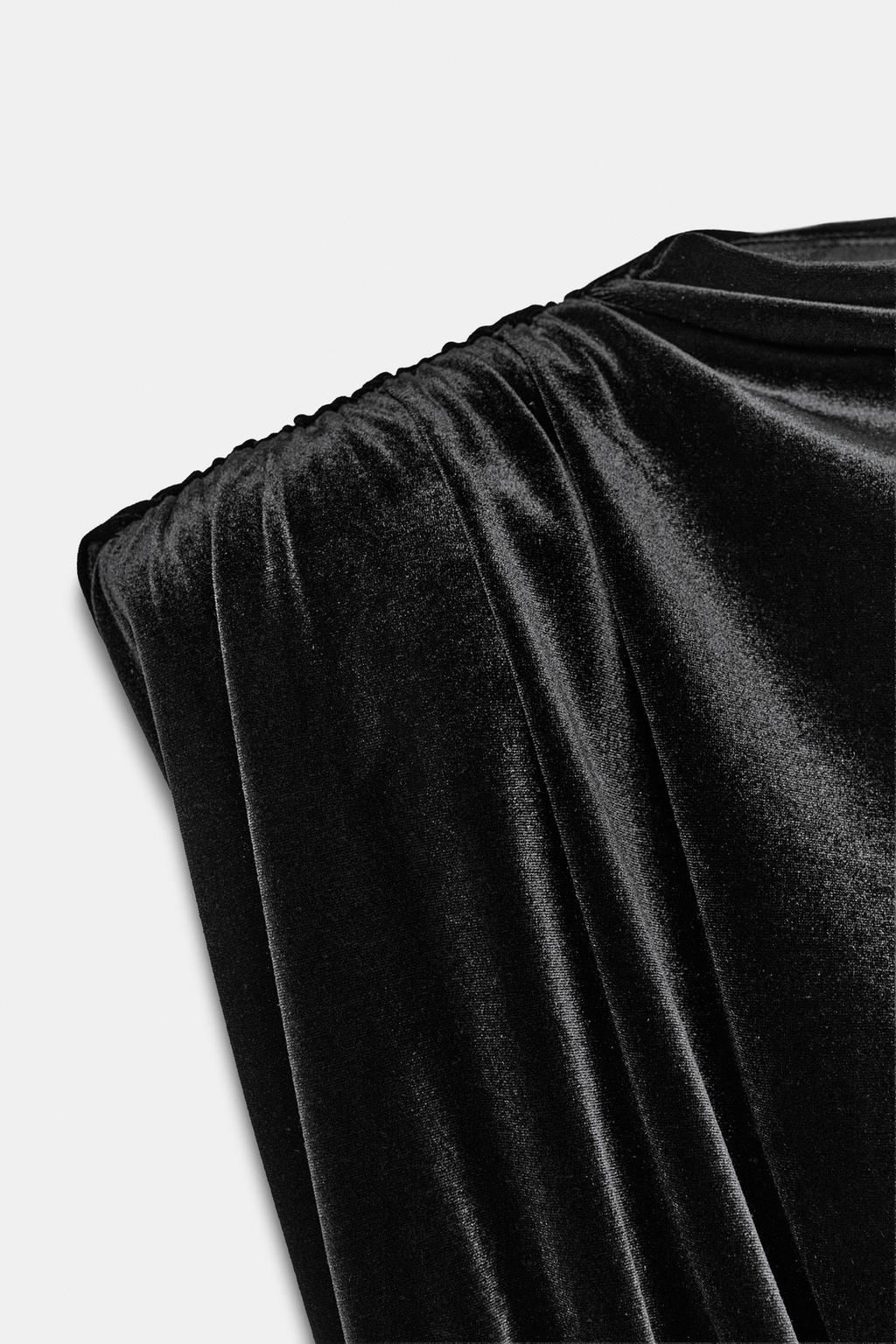 КОРОТКОЕ БАРХАТНОЕ ПЛАТЬЕ С ПОДПЛЕЧНИКАМИ