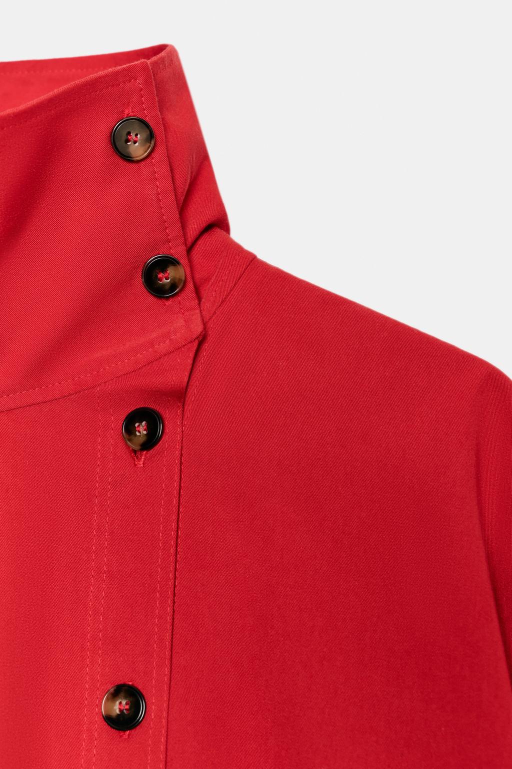 РУБАШКА С ЗАПАХОМ И ВЫСОКИМ ВОРОТНИКОМ