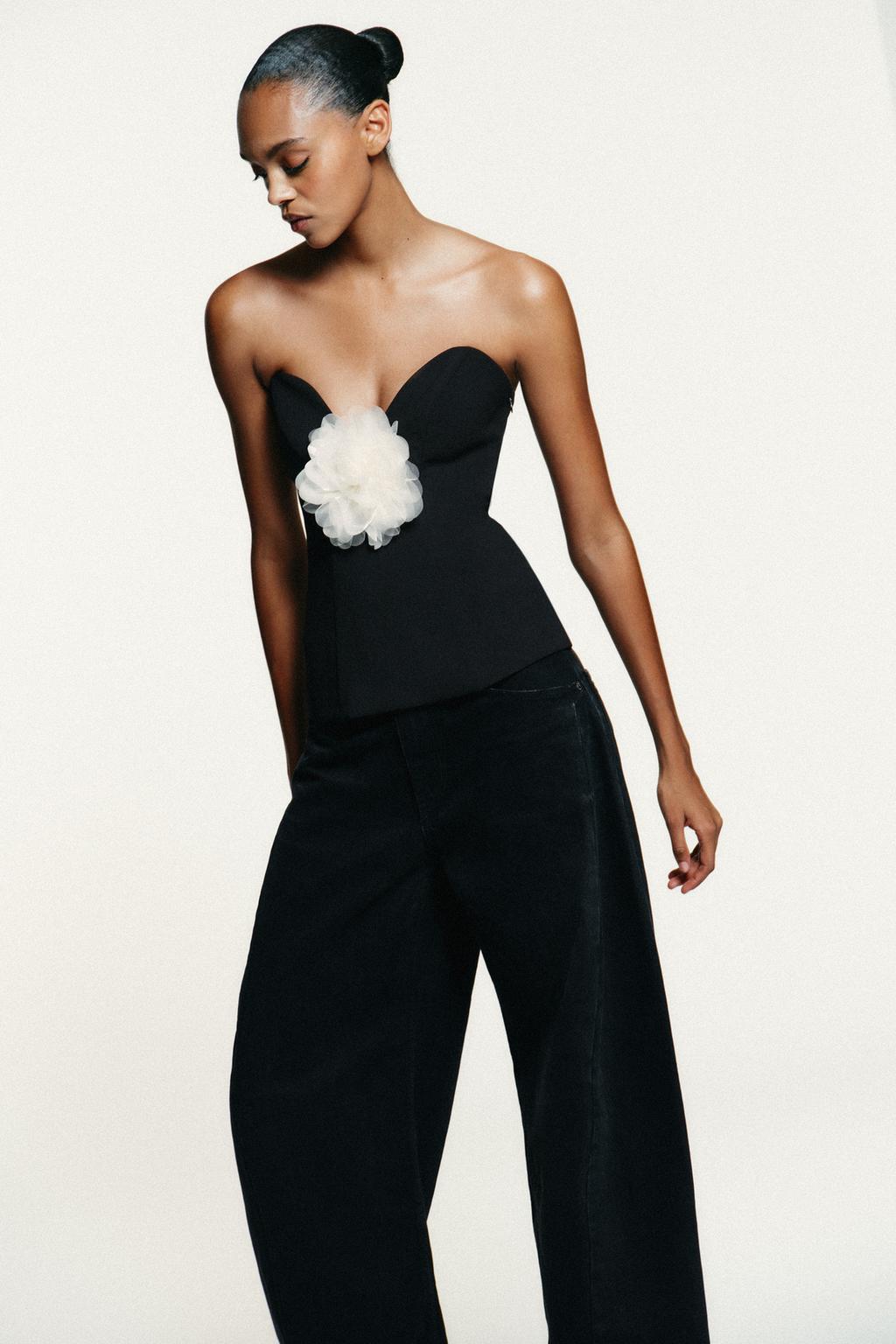 ТОП С ОТКРЫТЫМИ ПЛЕЧАМИ И КОНТРАСТНЫМ ЦВЕТКОМ