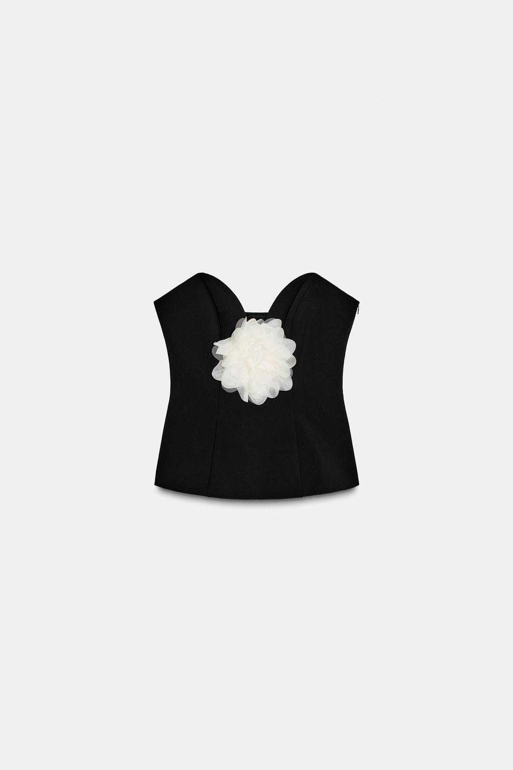 ТОП С ОТКРЫТЫМИ ПЛЕЧАМИ И КОНТРАСТНЫМ ЦВЕТКОМ