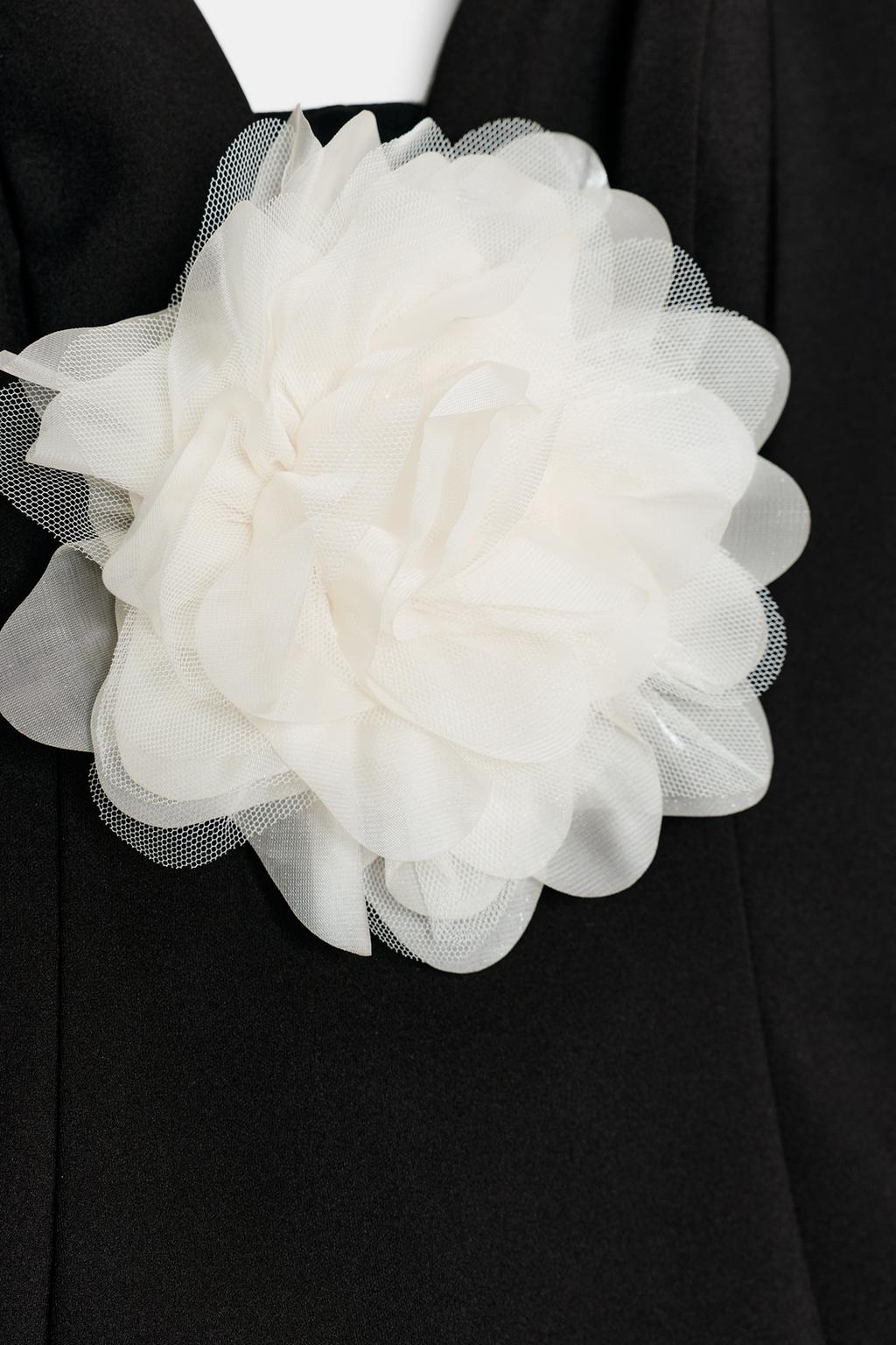 ТОП С ОТКРЫТЫМИ ПЛЕЧАМИ И КОНТРАСТНЫМ ЦВЕТКОМ