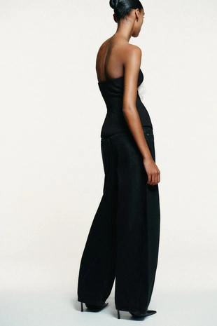 Топ с открытыми плечами и контрастным цветком- Заказать в России