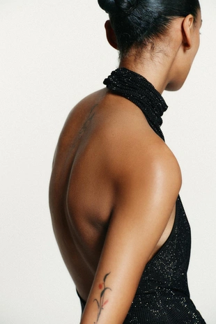 Топ с горловиной халтер и стразами- Заказать в России