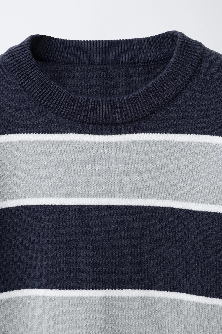 Полосатый вязаный свитер