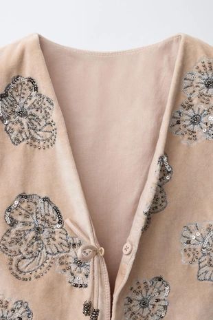 Бархатный жилет с вышитыми цветами и пайетками- Заказать в России