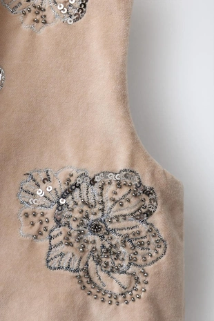 Бархатный жилет с вышитыми цветами и пайетками- Заказать в России