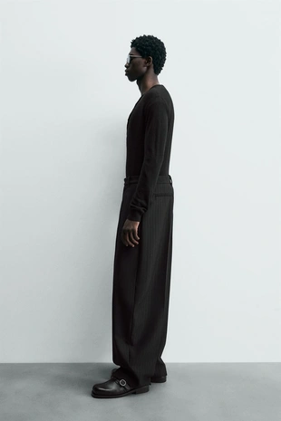 Джемпер из ограниченной коллекции из шерсти с глубоким V-образным вырезом- Заказать в России