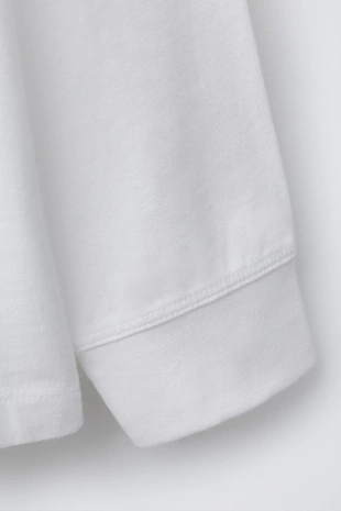 Футболка из плотной ткани с эффектом потертости- Заказать в России