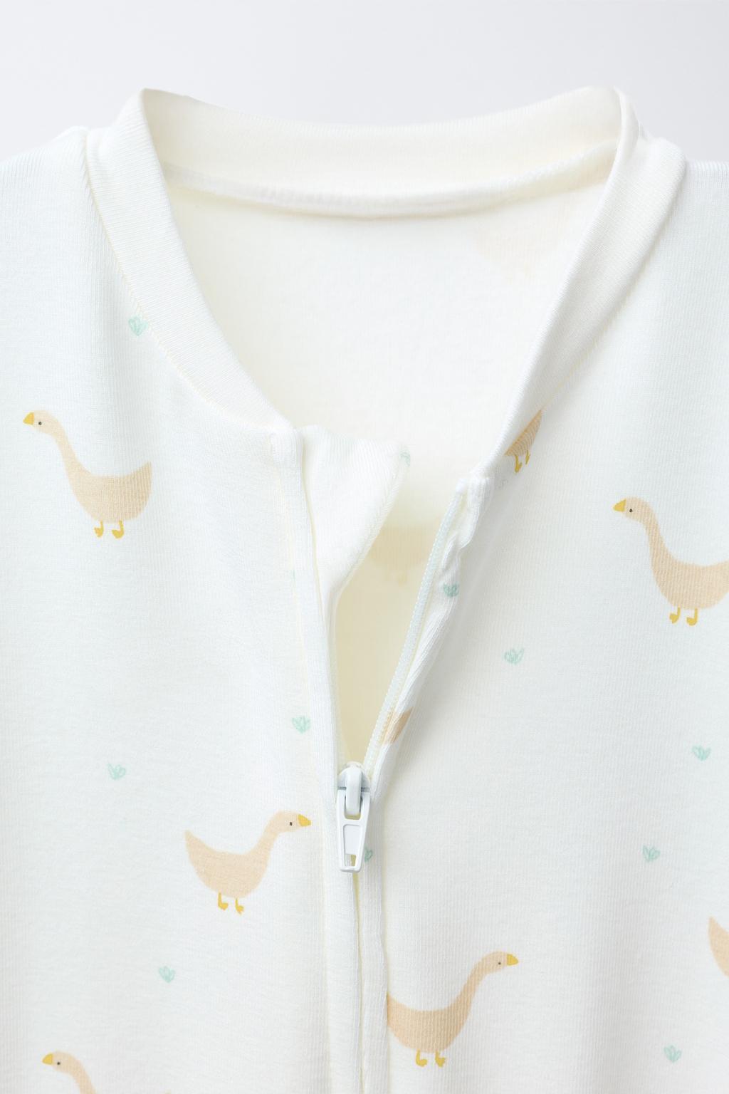 ТЕПЛЫЙ КОМБИНЕЗОН С УЗОРОМ «ГУСИ» И РЕГУЛИРУЕМЫМИ ШТАНИНАМИ