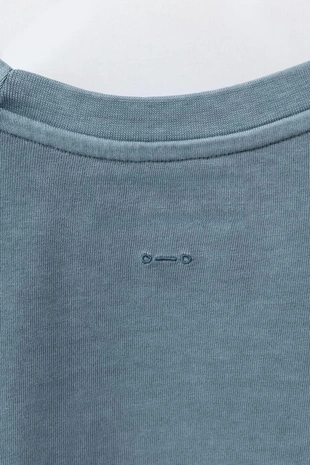 Футболка из плотной ткани с эффектом потертости- Заказать в России