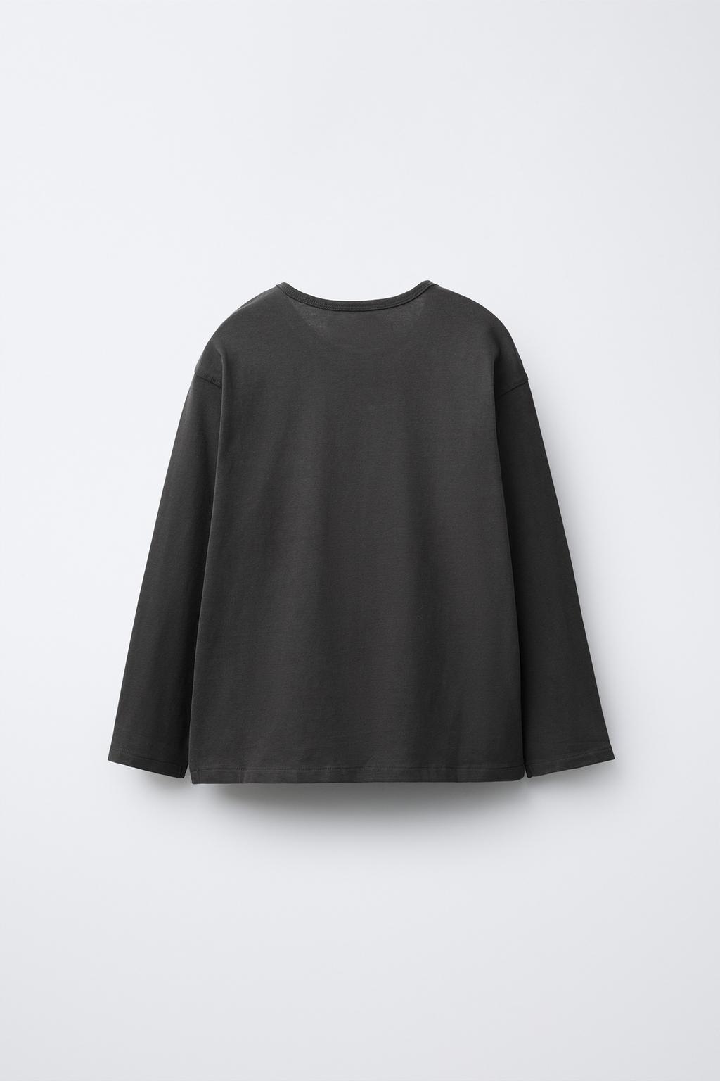 ОДНОТОННАЯ ФУТБОЛКА С ВЫШИВКОЙ