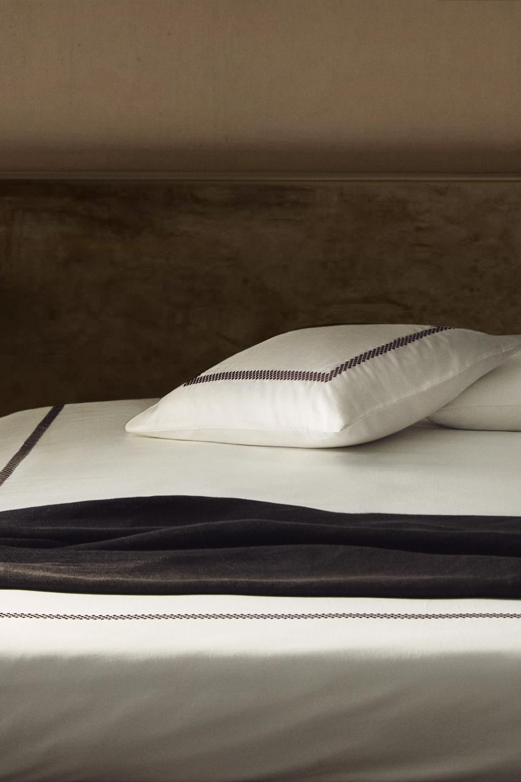 Комплект белья из сатина с геометрической вышивкой