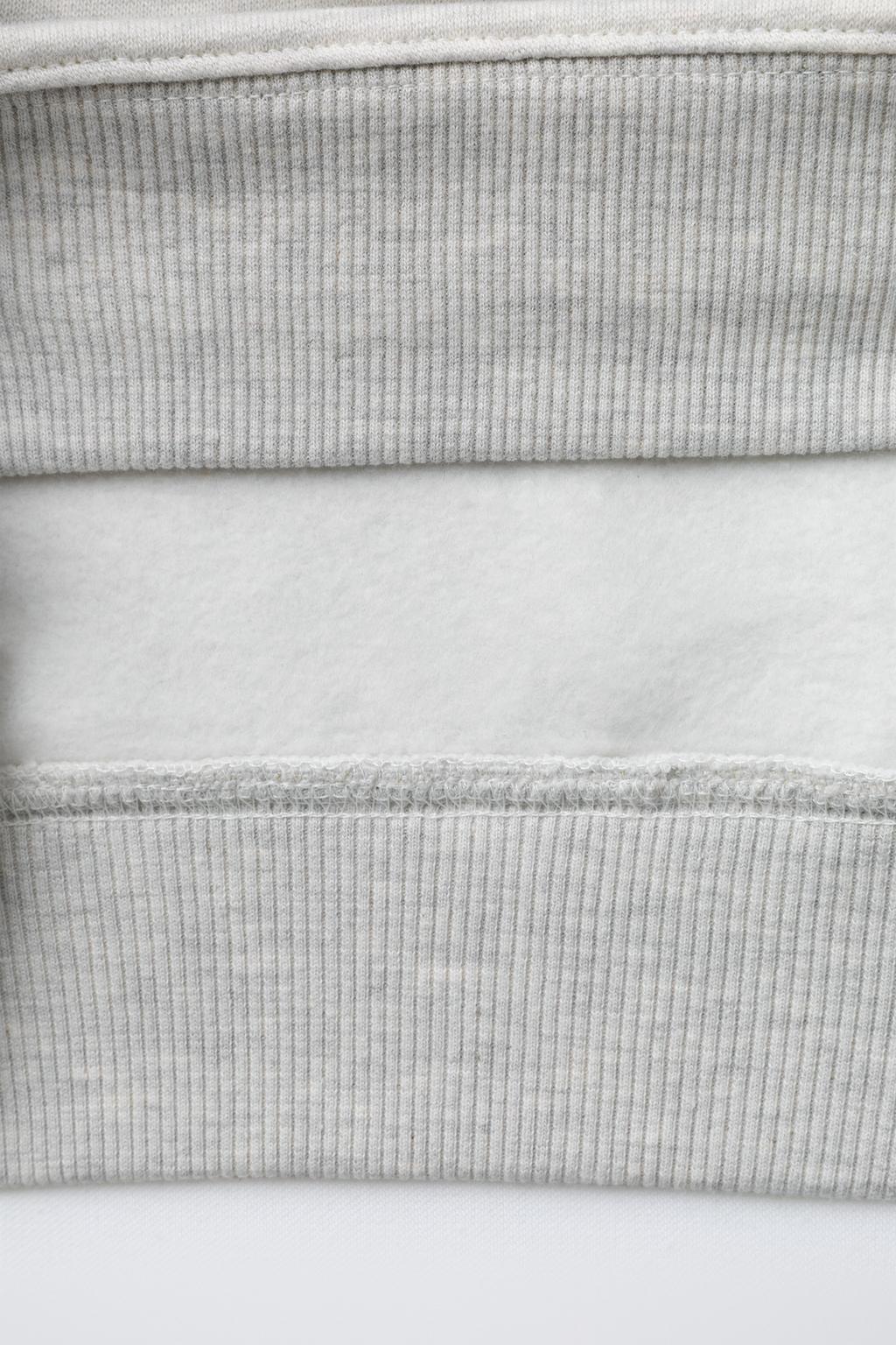 ХУДИ ИЗ МАХРОВОЙ ТКАНИ С НАДПИСЬЮ