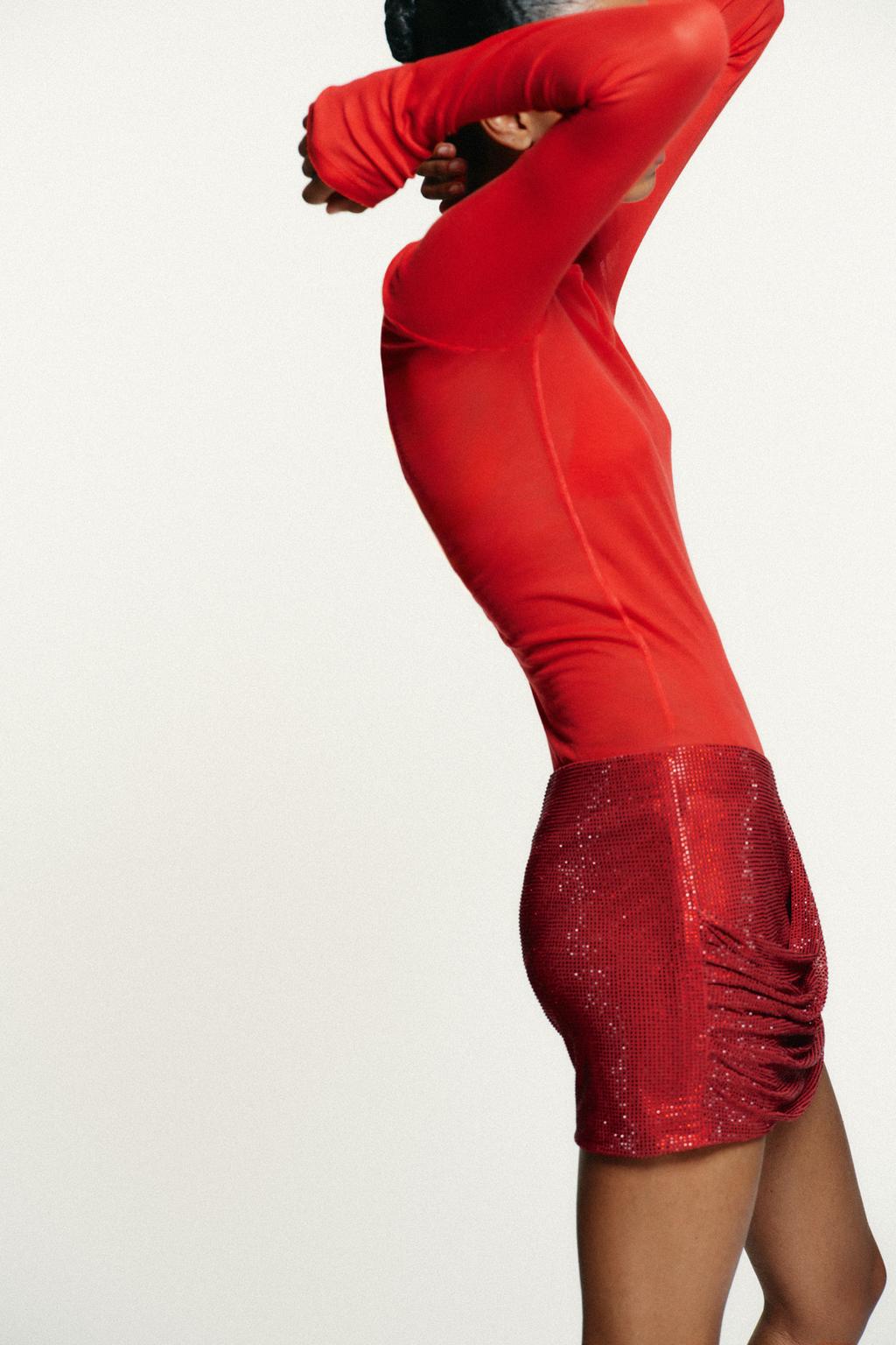 МИНИ-ЮБКА С ДРАПИРОВКОЙ И СТРАЗАМИ