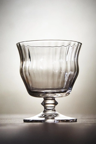 Короткое бокальчик для вина с рельефным дизайном- Заказать в России