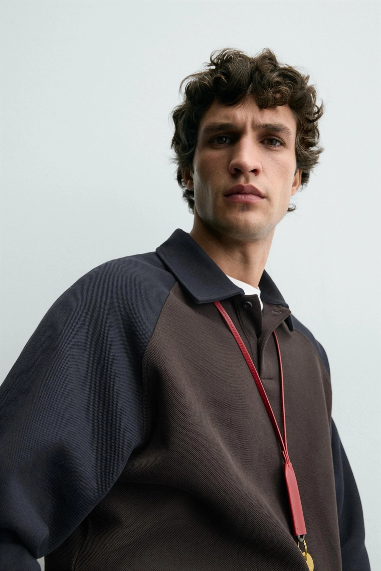 Поло с блоками цветов и реглановыми рукавами