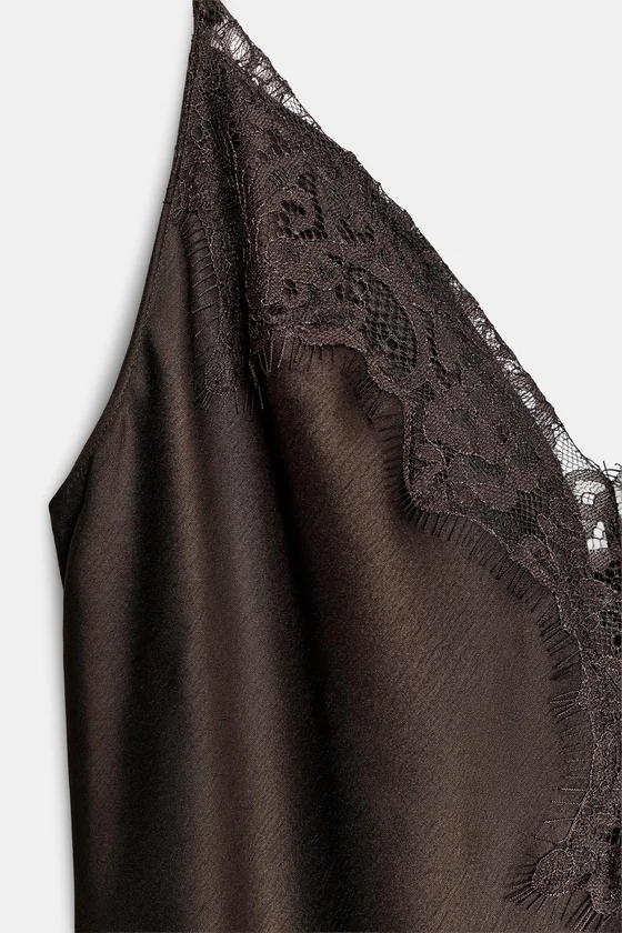 АТЛАСНОЕ ПЛАТЬЕ С КРУЖЕВОМ — коллекция Zara «ZW»
