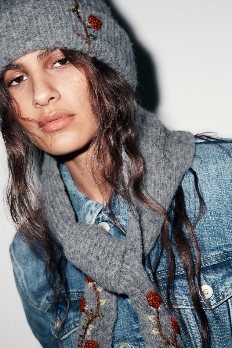 Вязаная шапка с вышитыми цветами