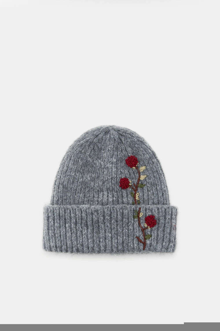 Вязаная шапка с вышитыми цветами